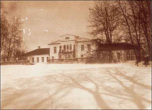 Dwór Obuchowiczów. Fot. 1915 r<br>W okresie tuż po II w.św. mieszkali tutaj ludzie przeznaczeni do przesiedlenia na zachodnie tereny Polski.<br>Wymaga to wyjaśnienia.